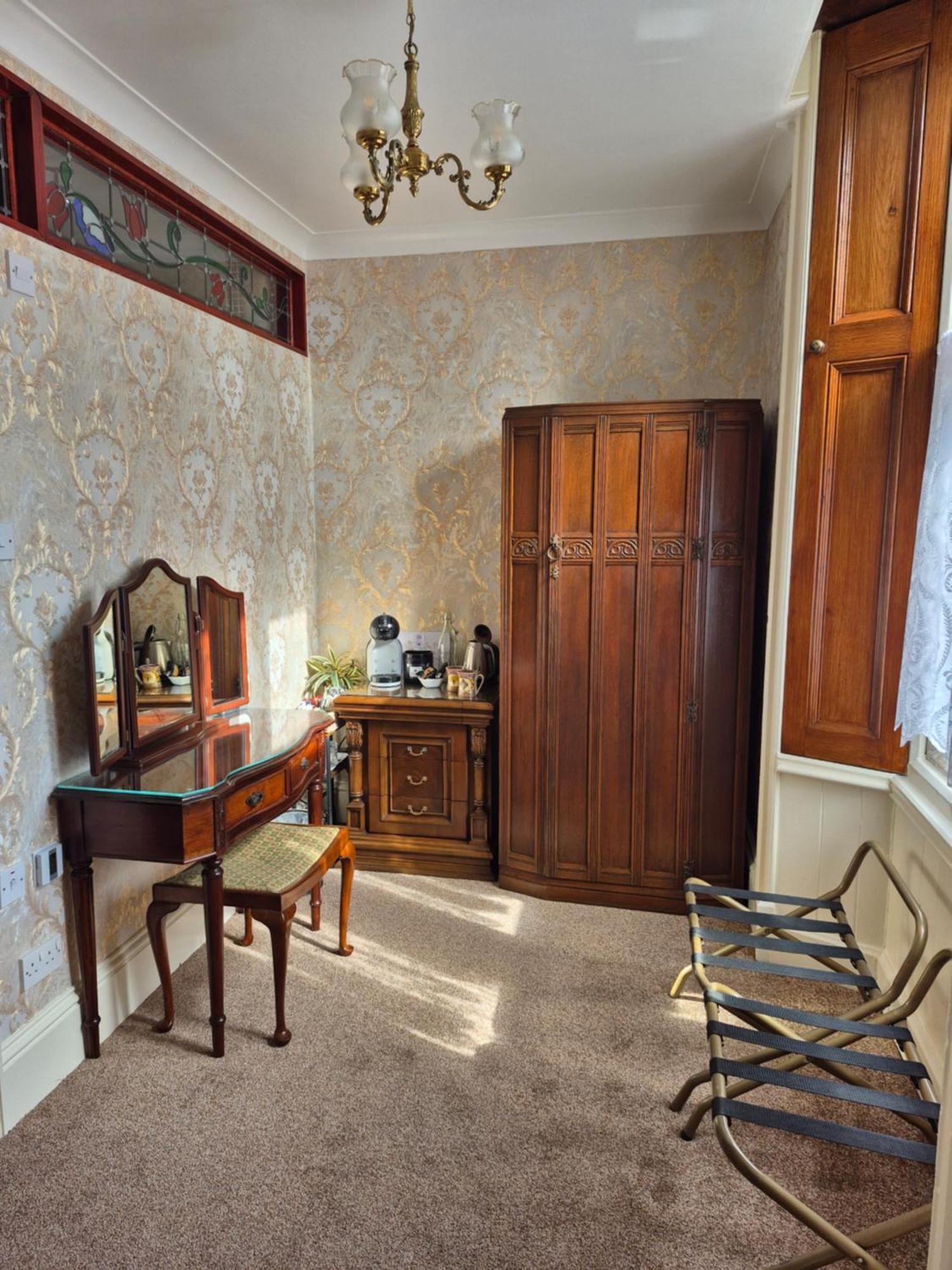 St David'S Guesthouse Haverfordwest Bagian luar foto