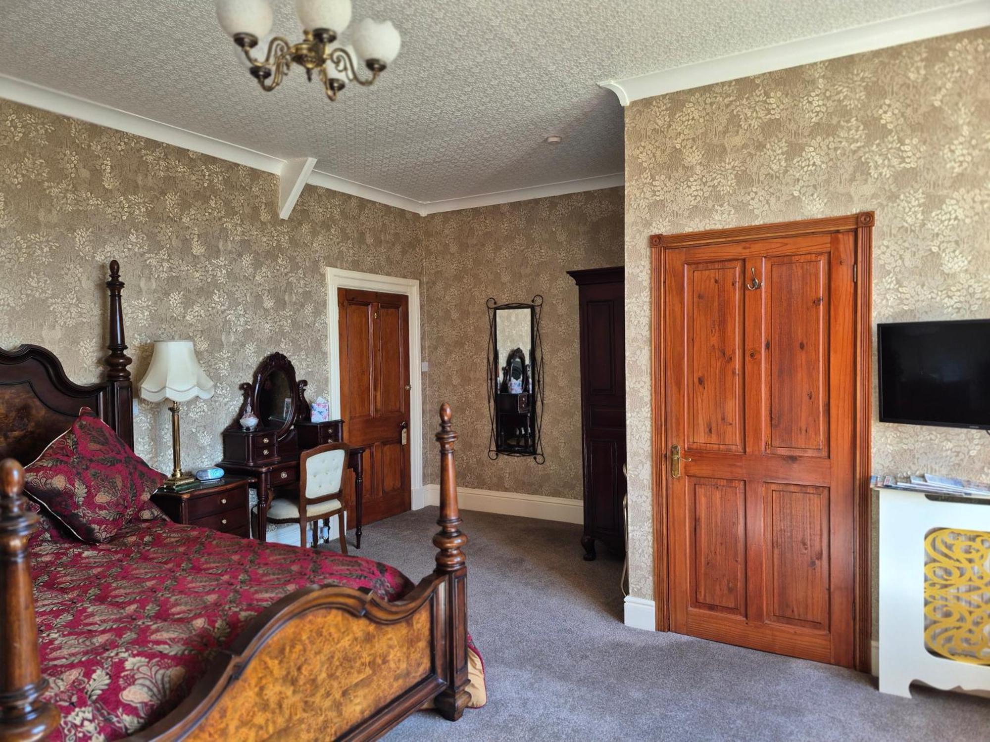 St David'S Guesthouse Haverfordwest Bagian luar foto