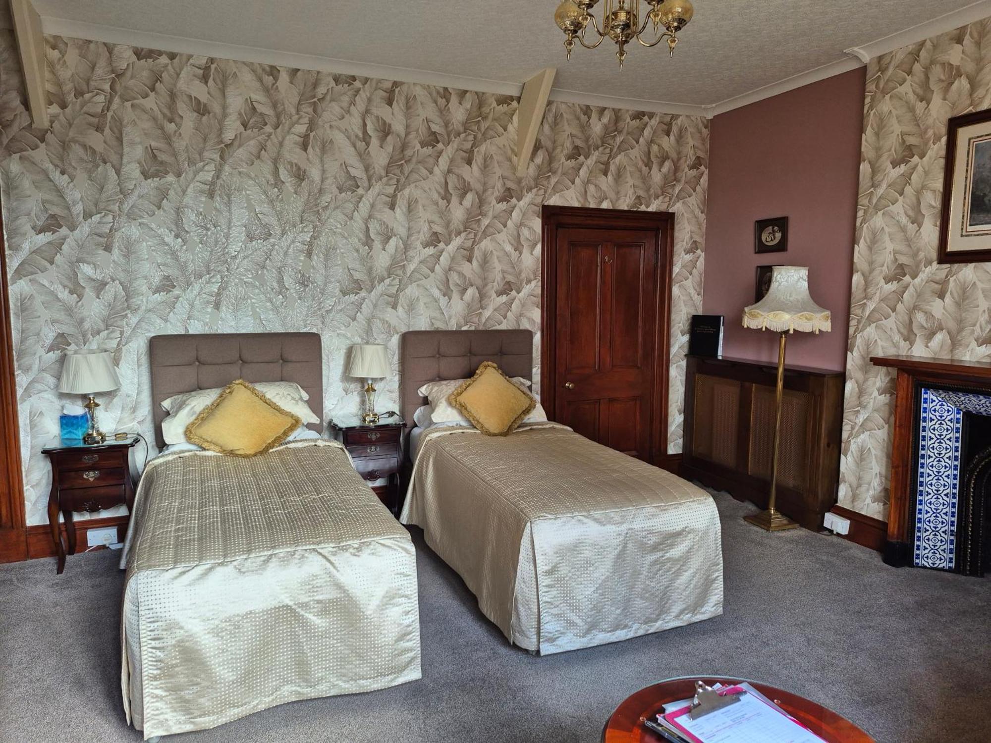 St David'S Guesthouse Haverfordwest Bagian luar foto